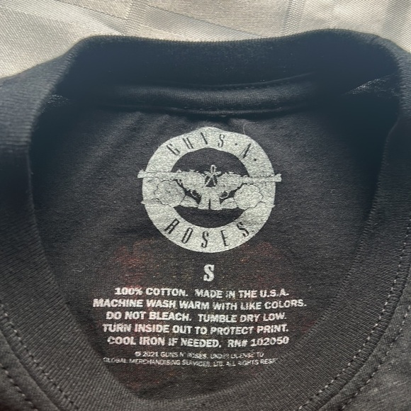 Guns N’ Roses Unisex Skull and Cross Unisex 2021 Tour T-shirt - Picture 9 of 10